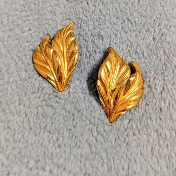 Vintage Goldtone Leaf Motif Pierced Earrings - Picture 7 of 9